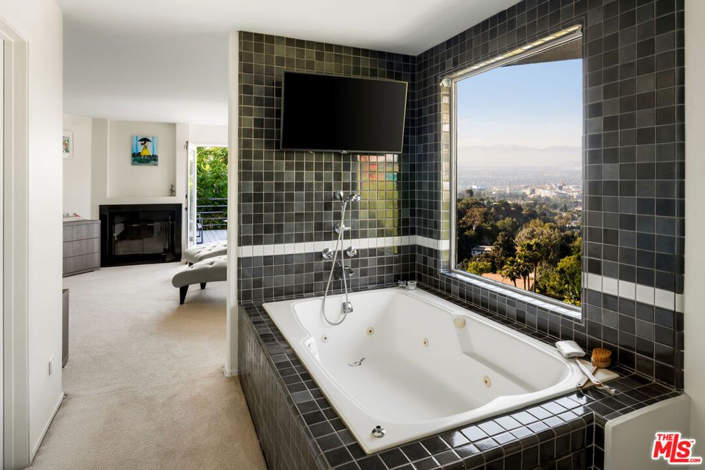 Image 24 of property listing at 7265 Caverna Drive, Los Angeles, CA 90068