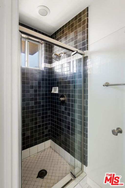 Image 25 of property listing at 7265 Caverna Drive, Los Angeles, CA 90068