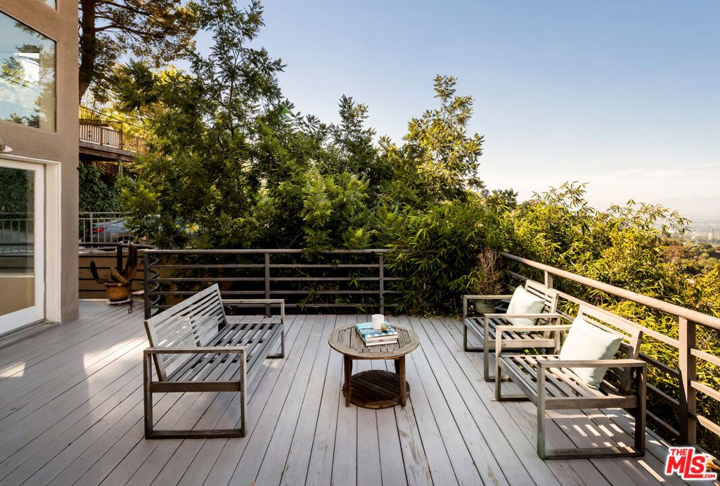 Image 26 of property listing at 7265 Caverna Drive, Los Angeles, CA 90068