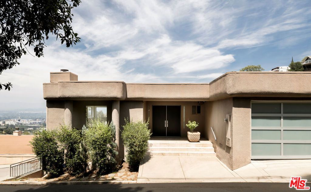 Image 3 of property listing at 7265 Caverna Drive, Los Angeles, CA 90068