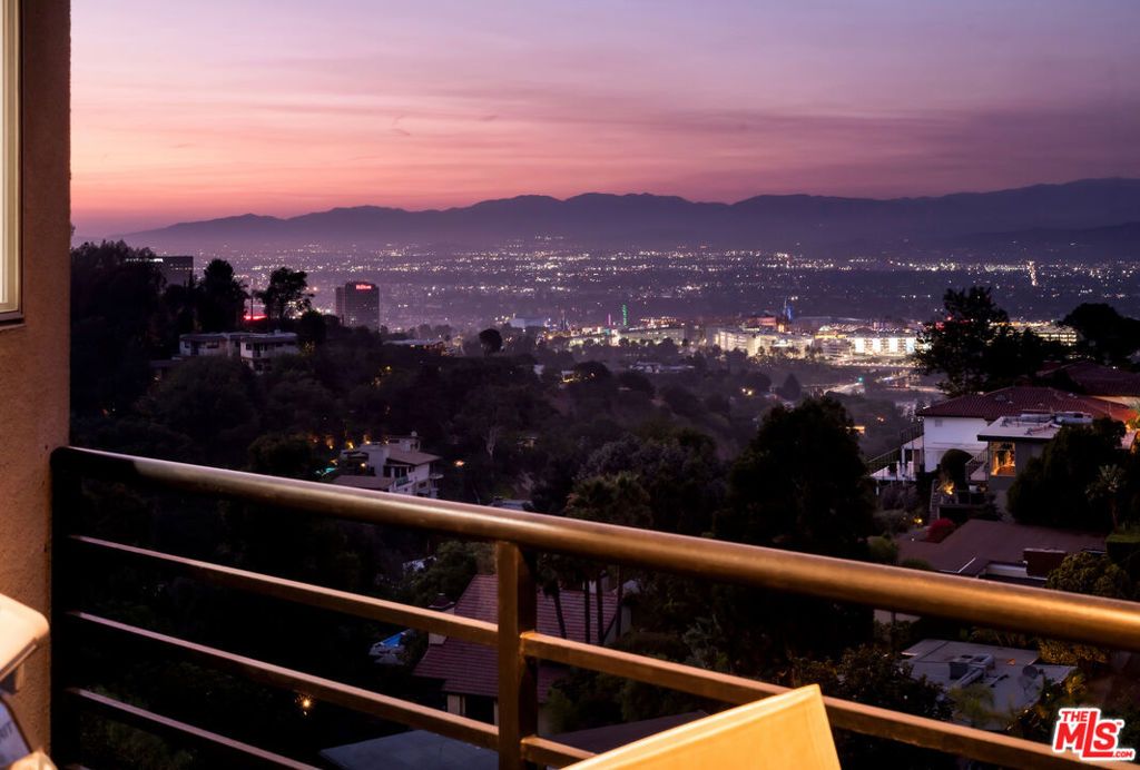 Image 30 of property listing at 7265 Caverna Drive, Los Angeles, CA 90068