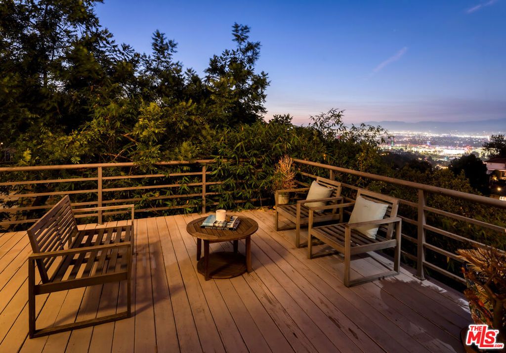 Image 32 of property listing at 7265 Caverna Drive, Los Angeles, CA 90068