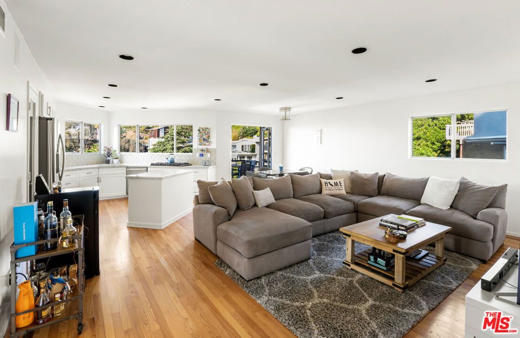 Image 7 of property listing at 7265 Caverna Drive, Los Angeles, CA 90068