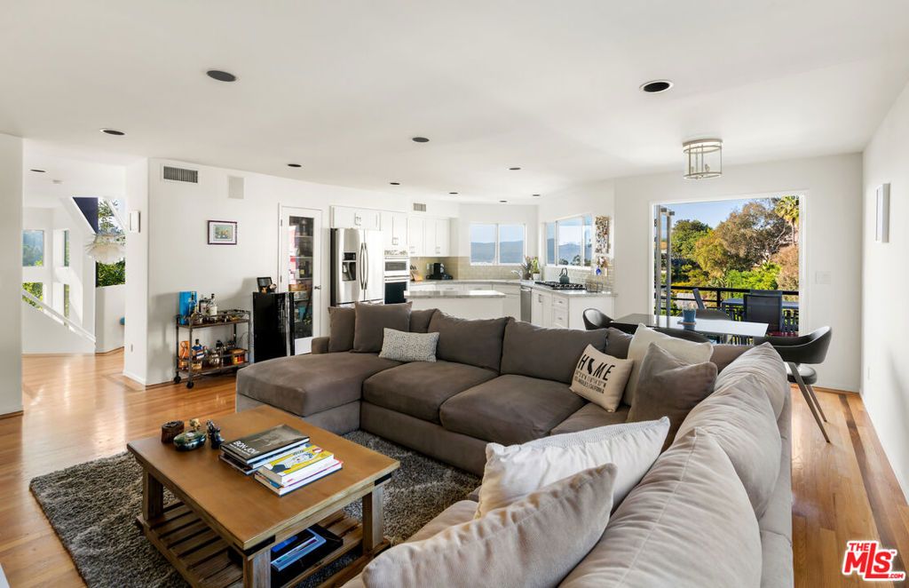 Image 8 of property listing at 7265 Caverna Drive, Los Angeles, CA 90068