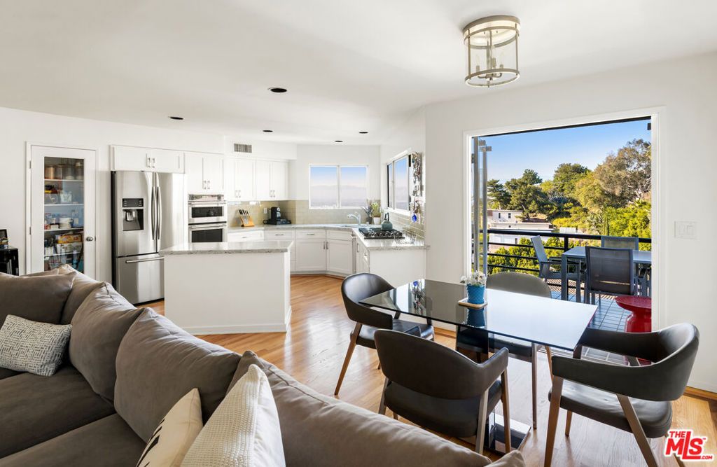 Image 9 of property listing at 7265 Caverna Drive, Los Angeles, CA 90068