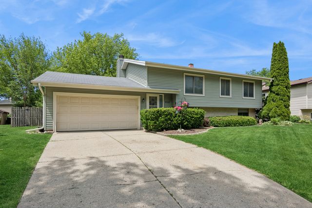 930 Camelot Drive, Crystal Lake, IL 60014