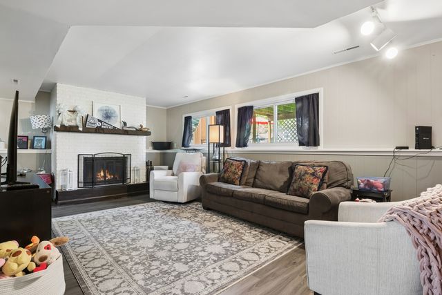 930 Camelot Drive, Crystal Lake, IL 60014