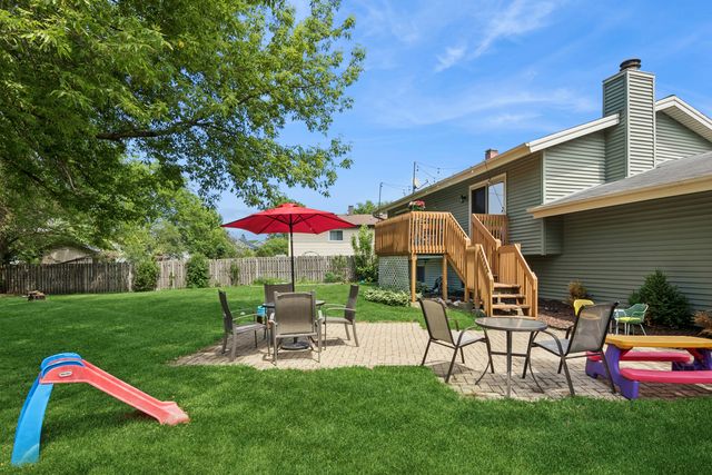 930 Camelot Drive, Crystal Lake, IL 60014