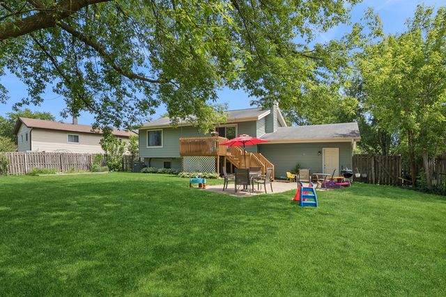 930 Camelot Drive, Crystal Lake, IL 60014