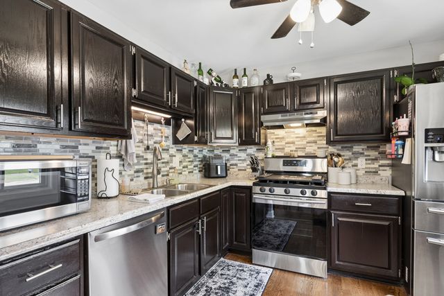 930 Camelot Drive, Crystal Lake, IL 60014