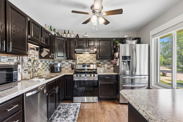 930 Camelot Drive, Crystal Lake, IL 60014