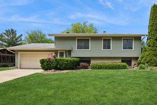 930 Camelot Drive, Crystal Lake, IL 60014