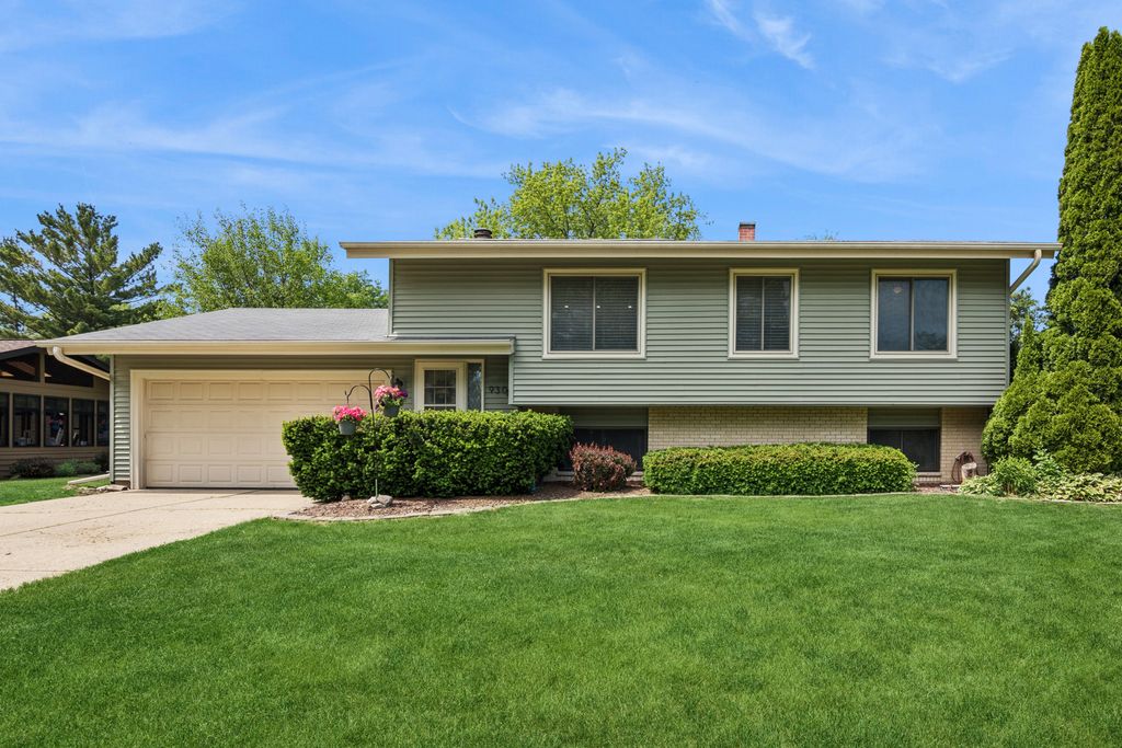 930 Camelot Drive, Crystal Lake, IL 60014