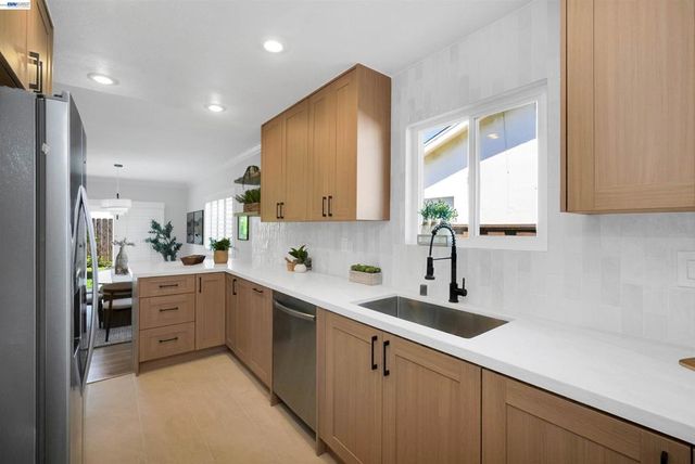 5107 Royal Palm Dr, Fremont, CA 94538