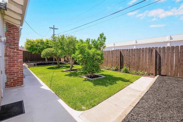 5107 Royal Palm Dr, Fremont, CA 94538