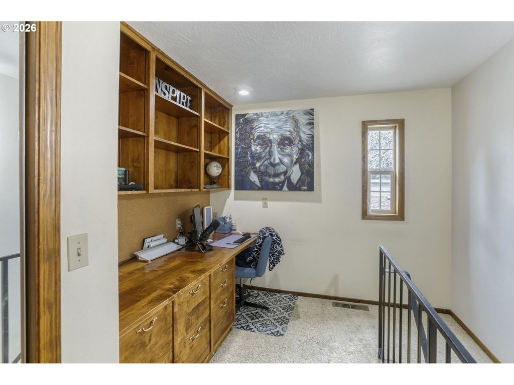 Image 10 of property listing at 1110 Nw SPRINGWOOD Ln, Mc Minnville, OR 97128