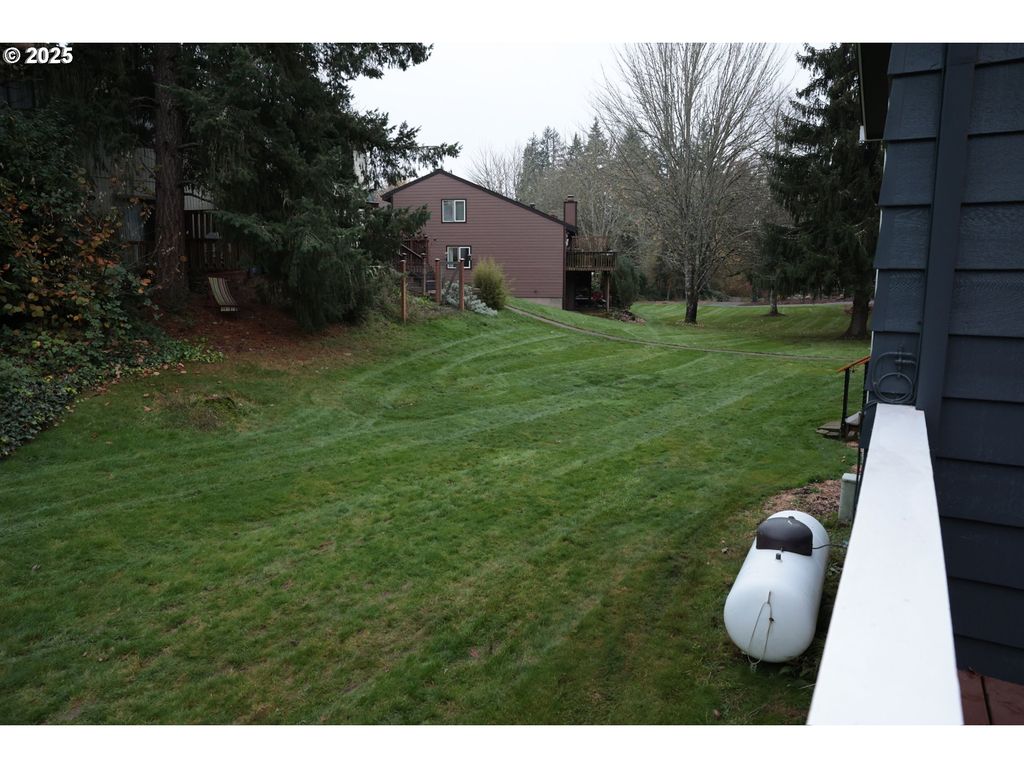 Image 19 of property listing at 1110 Nw SPRINGWOOD Ln, Mc Minnville, OR 97128