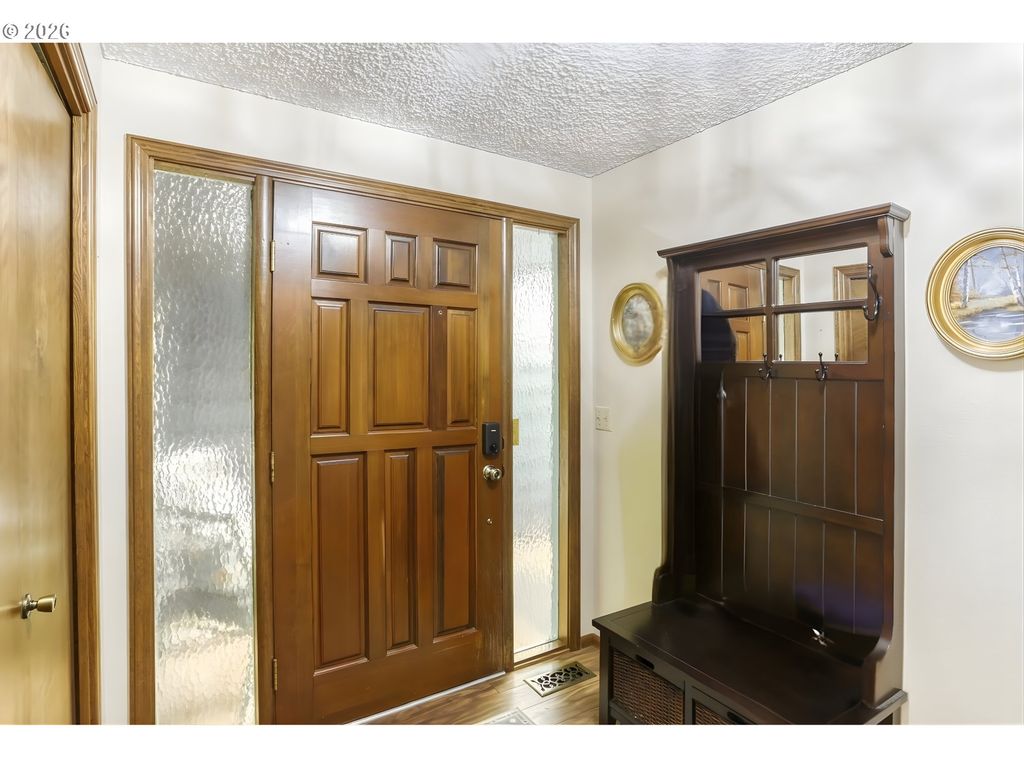 Image 3 of property listing at 1110 Nw SPRINGWOOD Ln, Mc Minnville, OR 97128