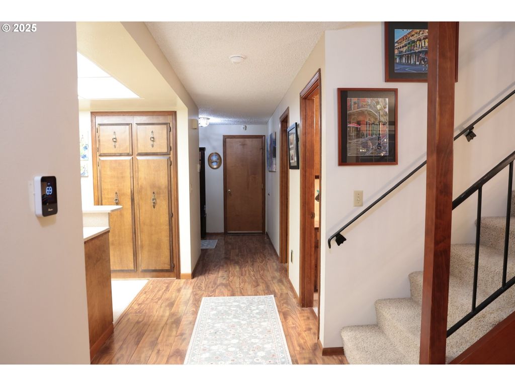 Image 4 of property listing at 1110 Nw SPRINGWOOD Ln, Mc Minnville, OR 97128