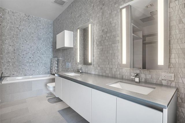 88 SW 7th Street 4006, Miami, FL 33130