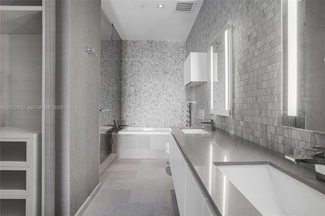 88 SW 7th Street 4006, Miami, FL 33130