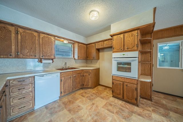 806 E Coral Way, Grand Prairie, TX 75051