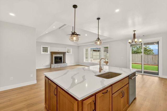 4090 Crystal Springs Drive, Medford, OR 97504