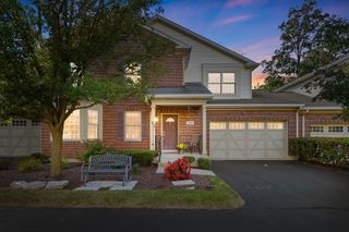 1205 CHARLESTON Court 1205, Westmont, IL 60559