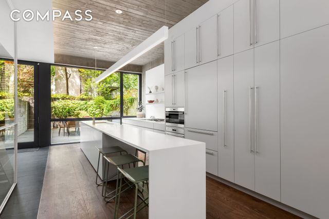 3 Wythe Lane, New York City, NY 11249