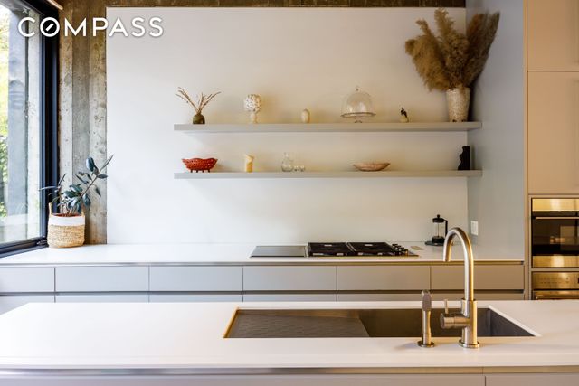 3 Wythe Lane, New York City, NY 11249