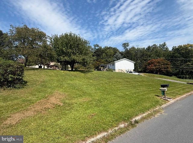 301 LAFAYETTE DR, New Cumberland, PA 17070