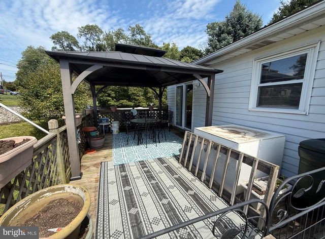 301 LAFAYETTE DR, New Cumberland, PA 17070