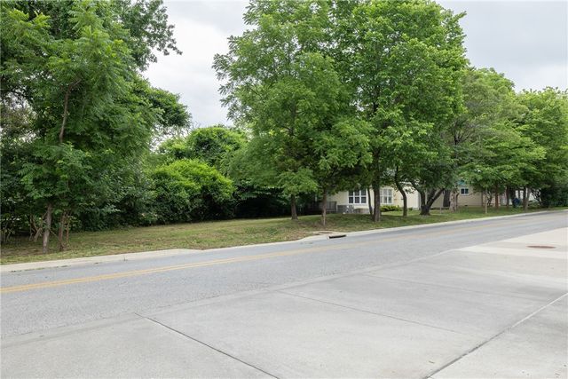 1236 W Mount Comfort Road, Fayetteville, AR 72703