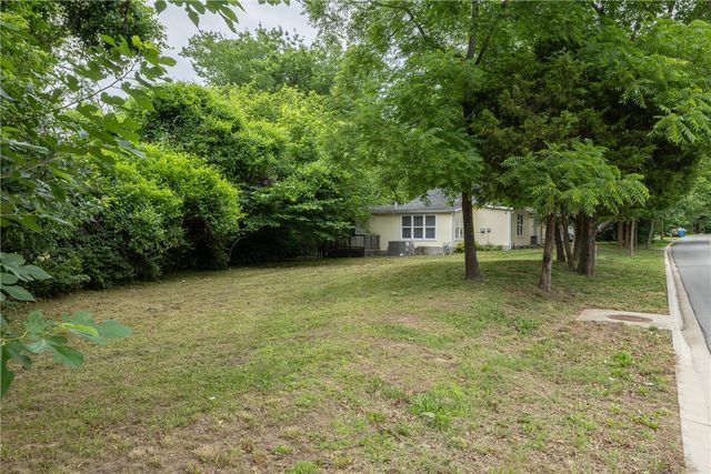 1236 W Mount Comfort Road, Fayetteville, AR 72703