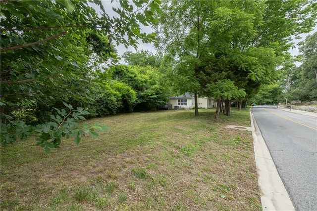 1236 W Mount Comfort Road, Fayetteville, AR 72703
