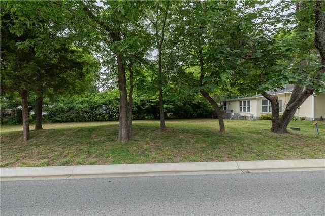 1236 W Mount Comfort Road, Fayetteville, AR 72703