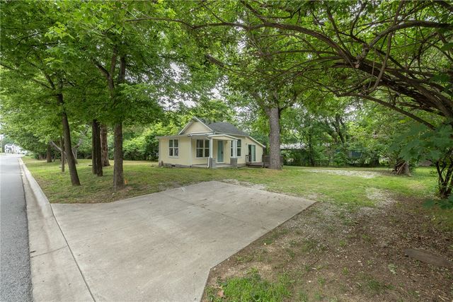 1236 W Mount Comfort Road, Fayetteville, AR 72703