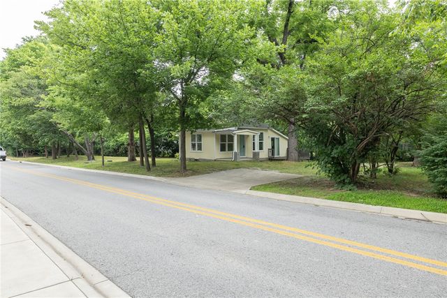 1236 W Mount Comfort Road, Fayetteville, AR 72703