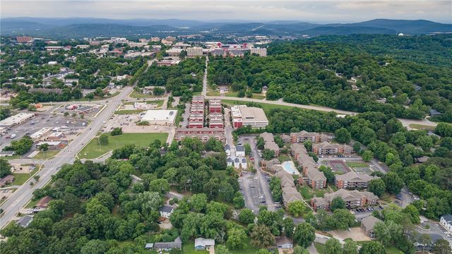 1236 W Mount Comfort Road, Fayetteville, AR 72703