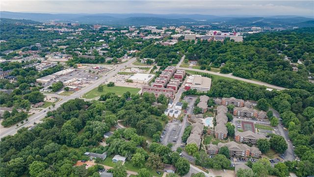 1236 W Mount Comfort Road, Fayetteville, AR 72703
