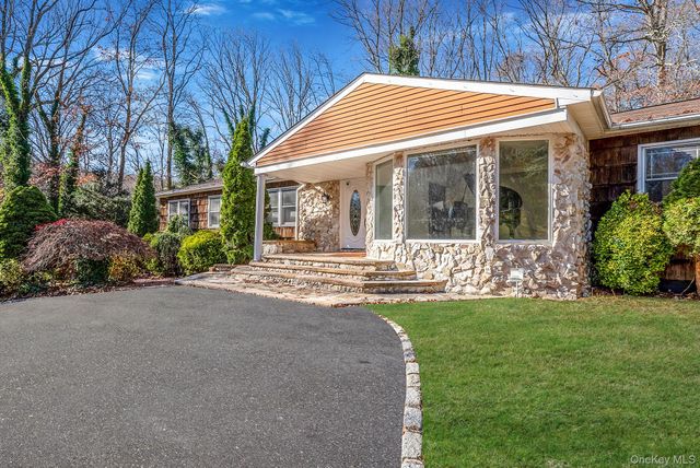 25 Farmington Lane, Melville, NY 11747