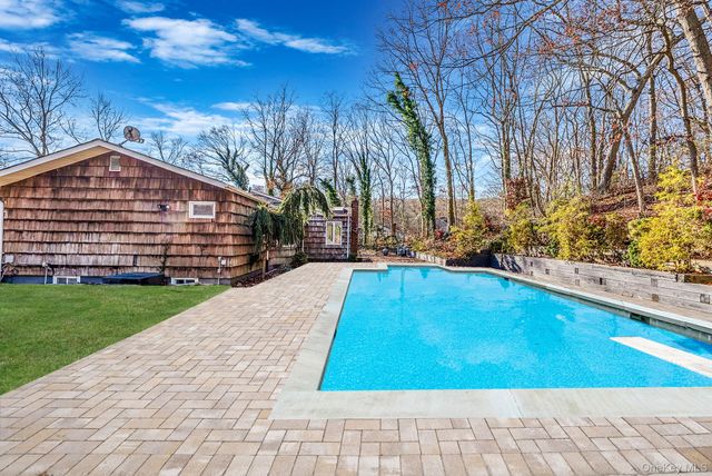 25 Farmington Lane, Melville, NY 11747