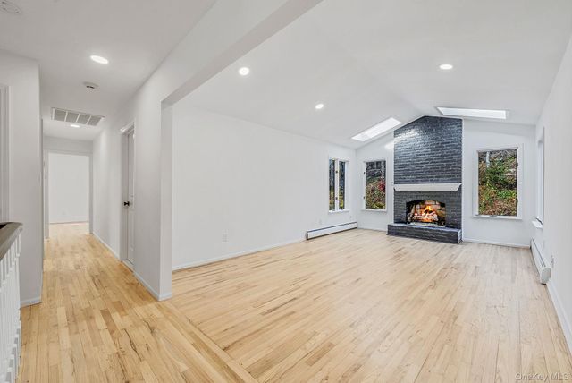 25 Farmington Lane, Melville, NY 11747