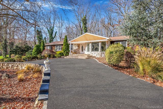 25 Farmington Lane, Melville, NY 11747