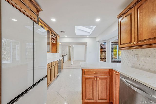 25 Farmington Lane, Melville, NY 11747