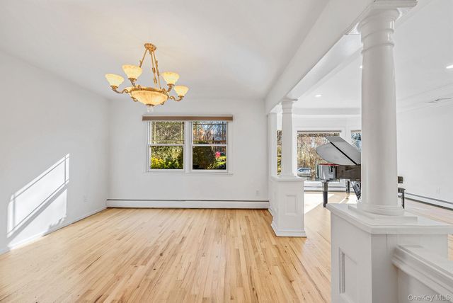 25 Farmington Lane, Melville, NY 11747