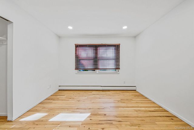 25 Farmington Lane, Melville, NY 11747