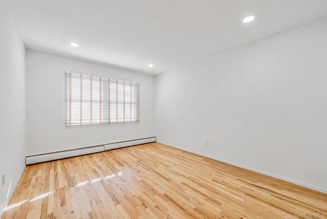 25 Farmington Lane, Melville, NY 11747