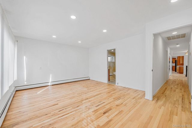 25 Farmington Lane, Melville, NY 11747