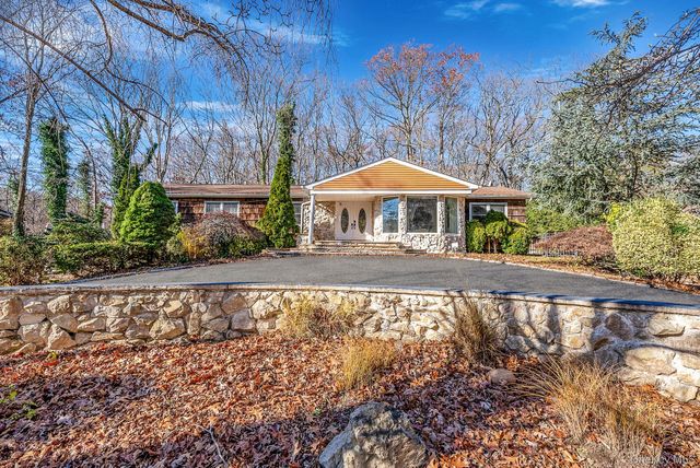 25 Farmington Lane, Melville, NY 11747